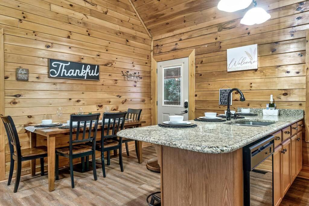 Cabin With New Hot Tub, Near Dollywood .2Bd.2Ba.Sleeps6.Bbq Sevierville Exteriör bild